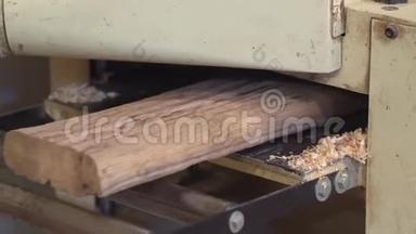 joiner用千斤顶平面慢运动使木材工件变白。 用千斤顶<strong>刮削</strong>工件